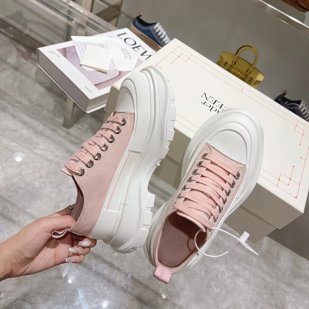 👟👟Ex-factory price 580👟👟 The latest version of Alexander McQueen's men's and women's couple's model is a hot item👑Purchase version original version 1:1 Fabric: Original imported waterproof canvas Lining: Imported water-resistant sheepskin, strong, stain-resistant and breathable. Insole: Imported silk lining Outsole: TPU multi-layer original combination sole (not the ordinary sole on the market) Packaging: Comes with original shoe box, cloth bag, certificate card Code number: 34-45